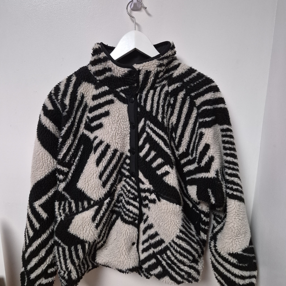 Elan Black and Cream Patterned Women Puffer Jacket Shepra